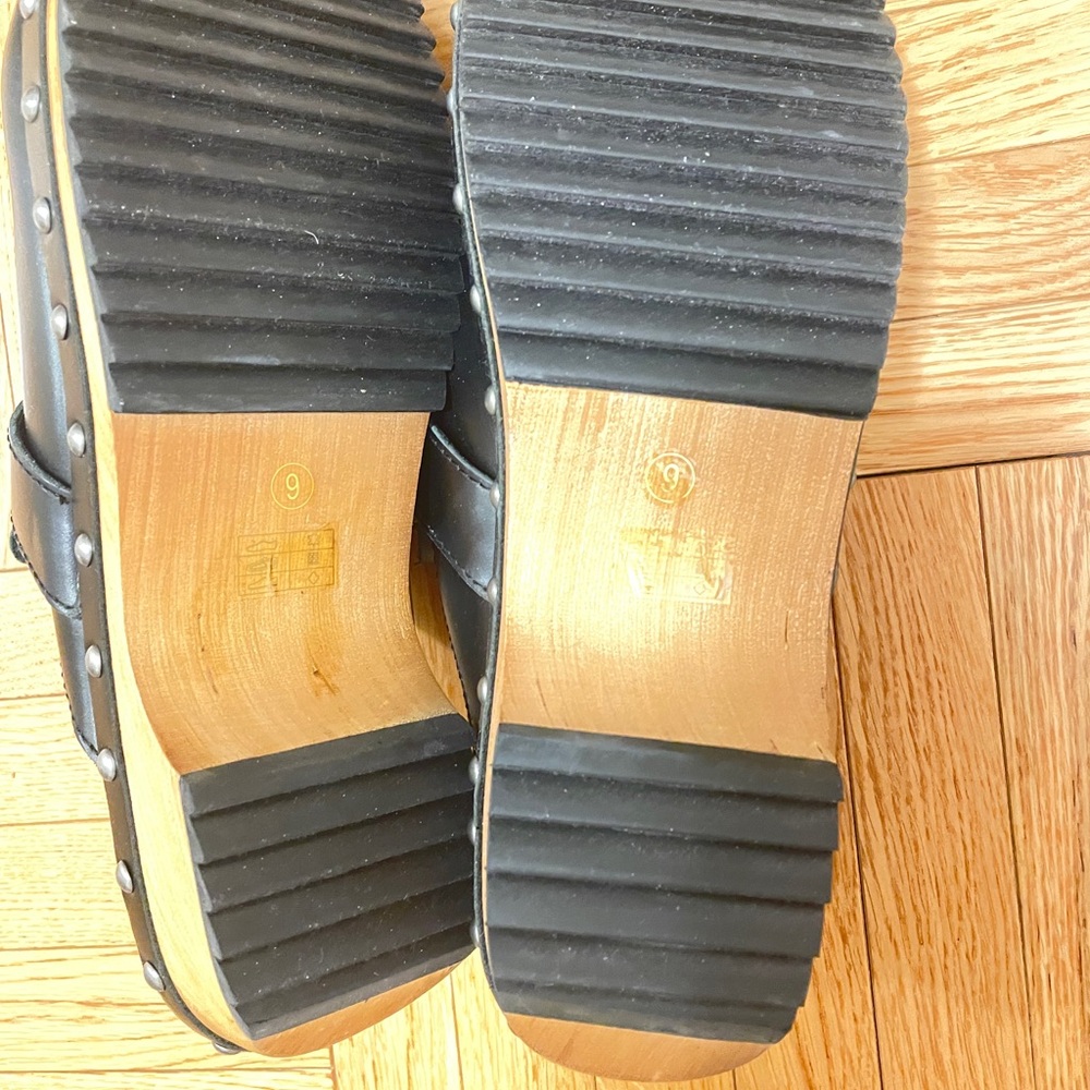 Kelsi Dagger Black Slip-On Clog Shoes - Picture 3 of 4